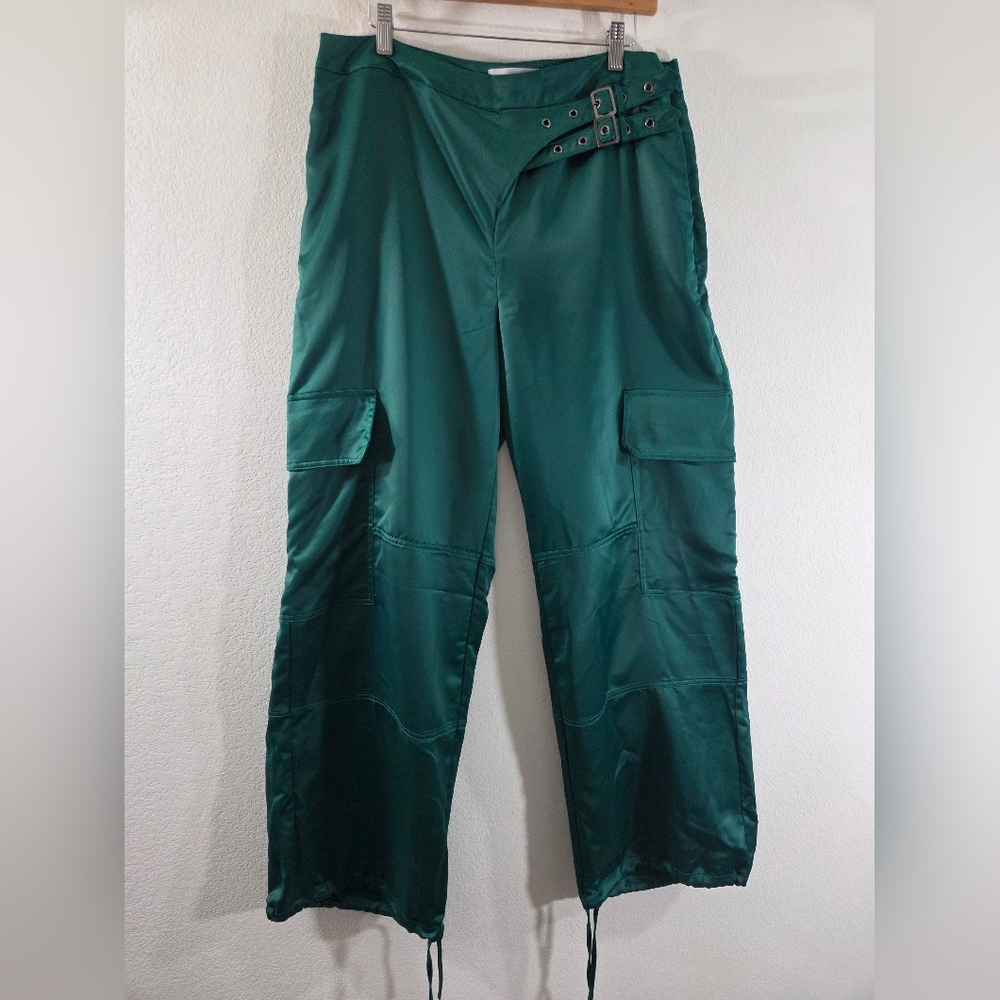 FASHION NOVA Leave It To Me Green Satin Wide Leg Jogger Style Slouch Cargo Pants - Picture 2 of 9